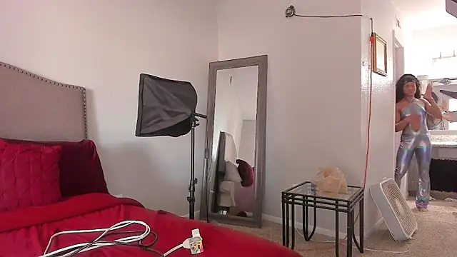 yiauana online show from April 14, 7:53 pm