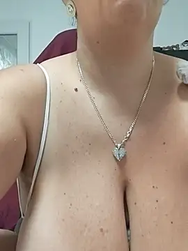 AvaLloyd online show from November 14, 1:48 am