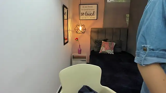 Snapshot of MiaWils_ chatting on March 19, 7:17 pm MiaWils online show from March 19, 7:17 pm