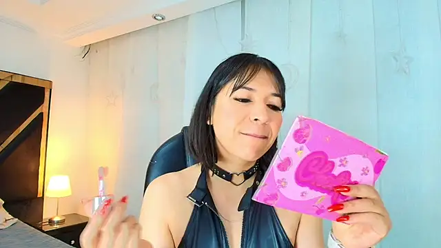 Snapshot of lina_bedoya_ chatting on June 18, 11:36 am lina bedoya online show from June 18, 11:36 am