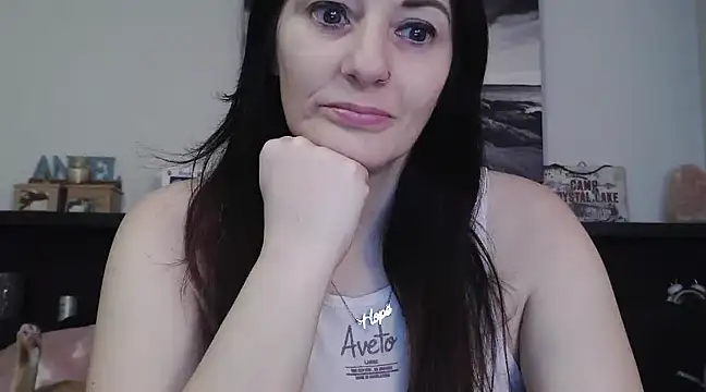 Snapshot of CrystalLakeXO chatting on March 18, 4:47 am CrystalLakeXO online show from March 18, 4:47 am