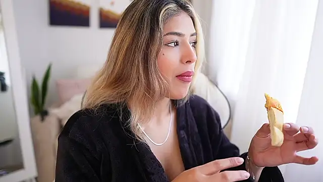 SaraParisi online show from January 4, 1:42 pm