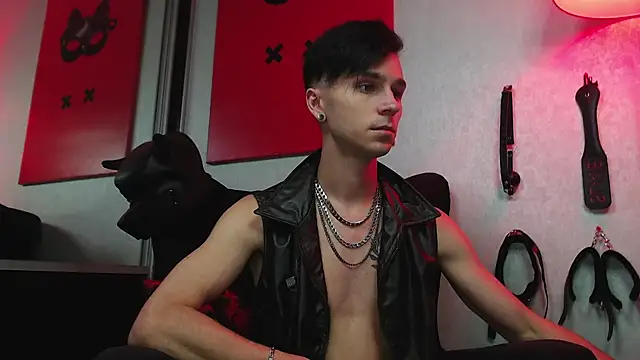 Joseph  Quinn online show from March 13, 10:57 am