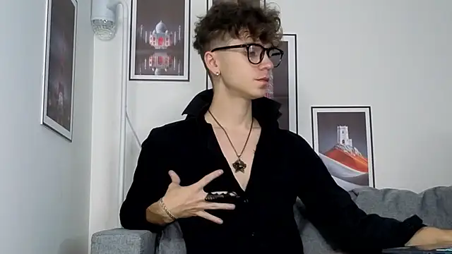 Joseph  Quinn online show from January 9, 1:30 am