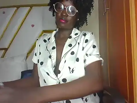 cutesmiling online show from March 13, 5:18 pm