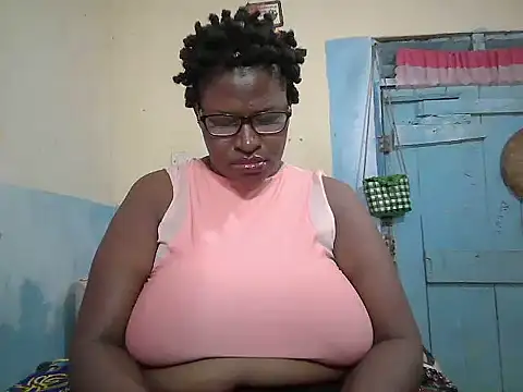 Snapshot of sexy_bigboobss chatting on July 17, 7:04 am sexy bigboobss online show from July 17, 7:04 am