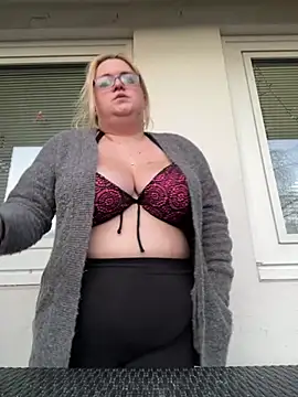 Snapshot of sweetsandy231 chatting on February 16, 4:42 pm sweetsandy231 online show from February 16, 4:42 pm