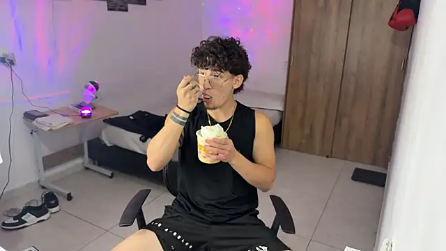 Kisan Smith online show from November 11, 1:49 am