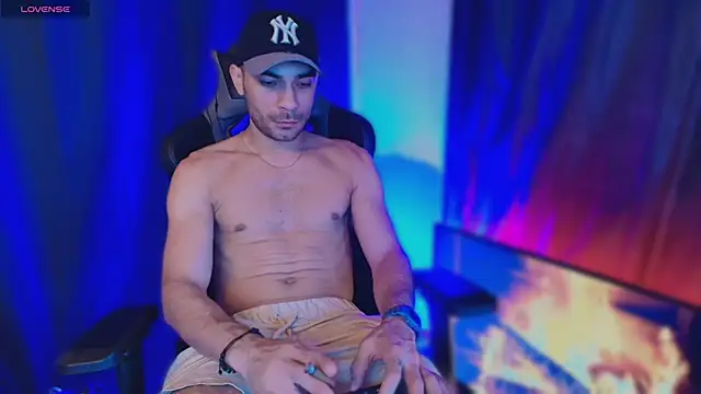 sexyboycolombi4 online show from November 30, 12:25 am