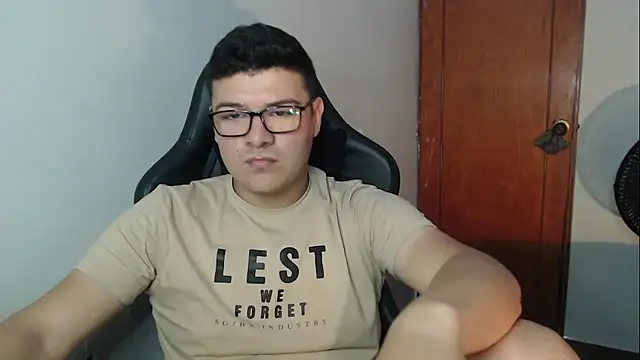 Snapshot of Plug_Control chatting on December 17, 6:58 pm Plug Control online show from December 17, 6:58 pm