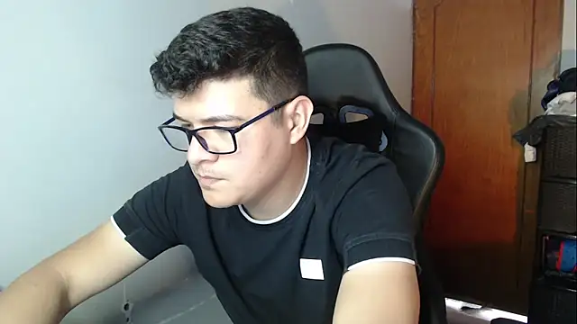 Snapshot of Plug_Control chatting on December 22, 5:43 pm Plug Control online show from December 22, 5:43 pm