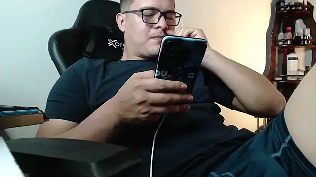 Snapshot of Plug_Control chatting on February 27, 4:07 pm Plug Control online show from February 27, 4:07 pm