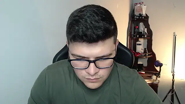 Snapshot of Plug_Control chatting on March 1, 7:16 pm Plug Control online show from March 1, 7:16 pm