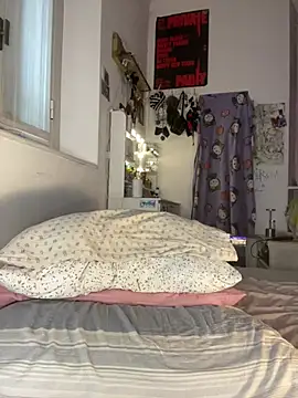 Snapshot of giuli_zerozero chatting on February 19, 1:29 pm giuli zerozero online show from February 19, 1:29 pm