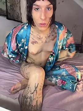 Snapshot of giuli_zerozero chatting on April 21, 3:50 pm giuli zerozero online show from April 21, 3:50 pm