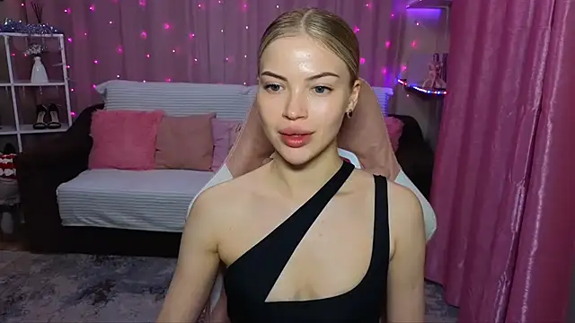 Snapshot of EmmyMills chatting on December 1, 9:04 pm EmmyMills online show from December 1, 9:04 pm