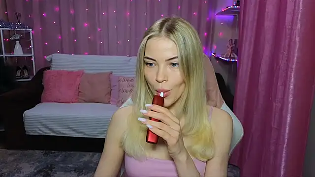 Snapshot of EmmyMills chatting on December 2, 6:10 pm EmmyMills online show from December 2, 6:10 pm