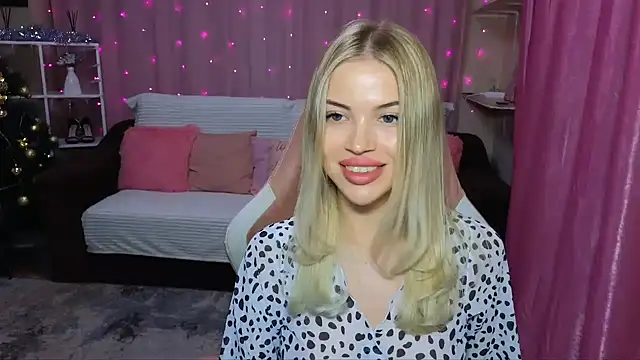 Snapshot of EmmyMills chatting on December 5, 6:44 pm EmmyMills online show from December 5, 6:44 pm