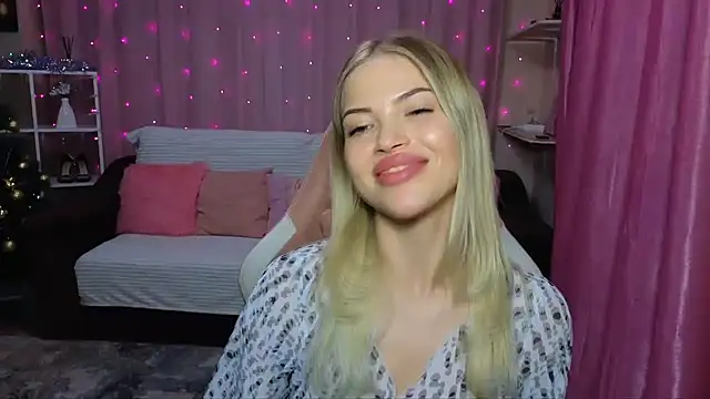 Snapshot of EmmyMills chatting on December 5, 10:01 pm EmmyMills online show from December 5, 10:01 pm