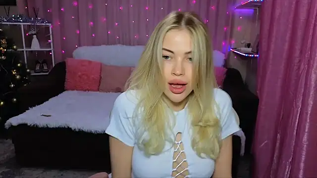 Snapshot of EmmyMills chatting on December 8, 9:19 pm EmmyMills online show from December 8, 9:19 pm