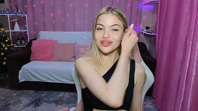 Snapshot of EmmyMills chatting on December 13, 7:21 pm EmmyMills online show from December 13, 7:21 pm
