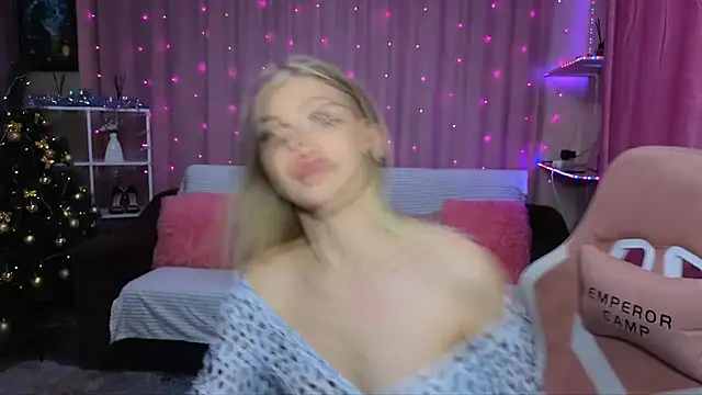 Snapshot of EmmyMills chatting on December 13, 10:23 pm EmmyMills online show from December 13, 10:23 pm