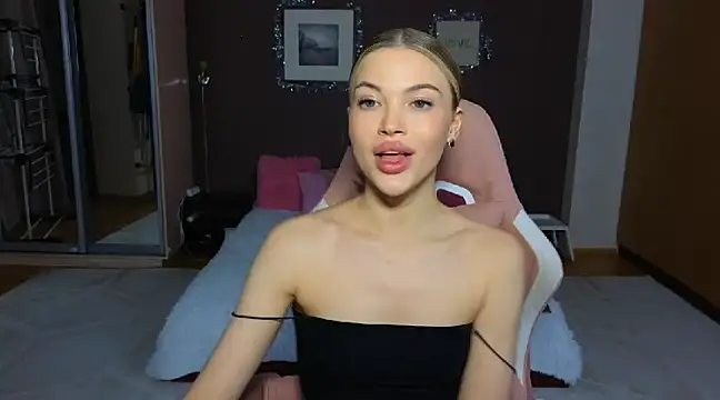 Snapshot of EmmyMills chatting on January 4, 8:27 pm EmmyMills online show from January 4, 8:27 pm