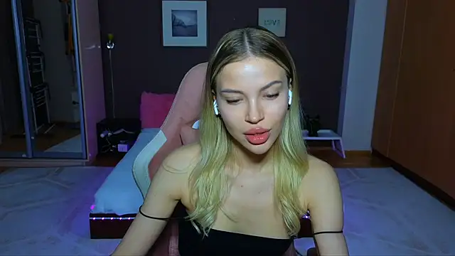 Snapshot of EmmyMills chatting on January 18, 8:51 pm EmmyMills online show from January 18, 8:51 pm