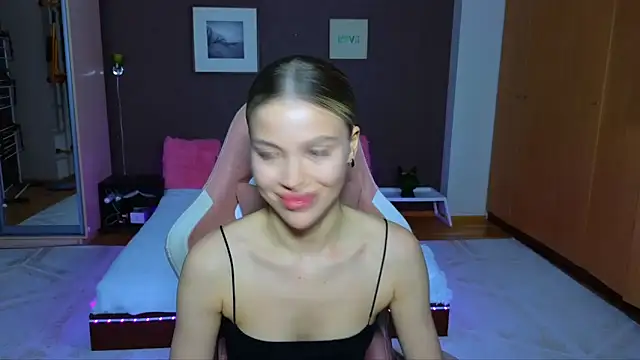 Snapshot of EmmyMills chatting on January 19, 12:06 am EmmyMills online show from January 19, 12:06 am