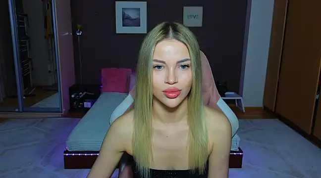 Snapshot of EmmyMills chatting on January 19, 8:51 pm EmmyMills online show from January 19, 8:51 pm