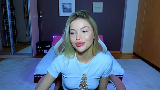 Snapshot of EmmyMills chatting on January 24, 10:08 pm EmmyMills online show from January 24, 10:08 pm