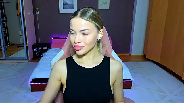 Snapshot of EmmyMills chatting on January 27, 10:38 pm EmmyMills online show from January 27, 10:38 pm