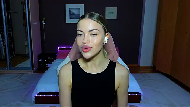 Snapshot of EmmyMills chatting on January 28, 1:39 am EmmyMills online show from January 28, 1:39 am