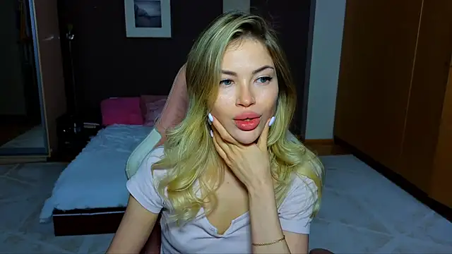 Snapshot of EmmyMills chatting on February 14, 9:43 pm EmmyMills online show from February 14, 9:43 pm