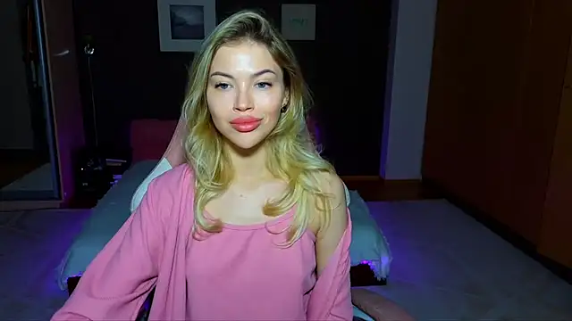 Snapshot of EmmyMills chatting on February 15, 10:21 pm EmmyMills online show from February 15, 10:21 pm