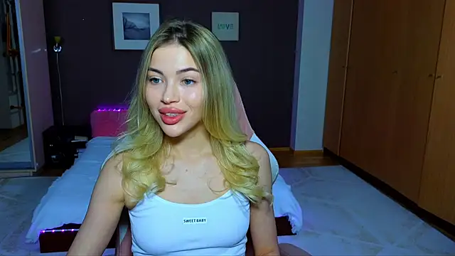 Snapshot of EmmyMills chatting on February 19, 6:10 pm EmmyMills online show from February 19, 6:10 pm