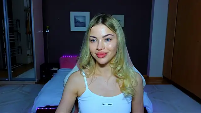Snapshot of EmmyMills chatting on February 19, 9:14 pm EmmyMills online show from February 19, 9:14 pm