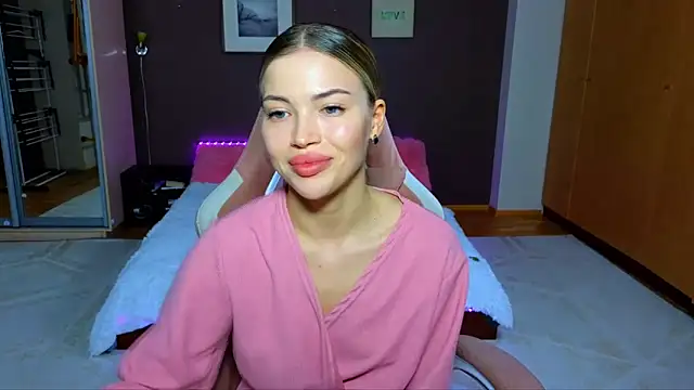 Snapshot of EmmyMills chatting on February 24, 1:24 am EmmyMills online show from February 24, 1:24 am