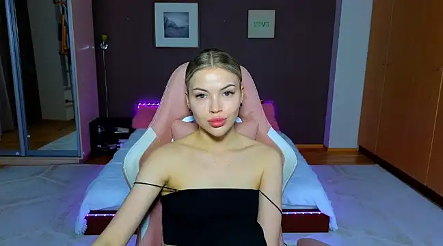 Snapshot of EmmyMills chatting on March 4, 10:05 pm EmmyMills online show from March 4, 10:05 pm