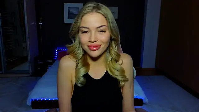 Snapshot of EmmyMills chatting on March 5, 10:10 pm EmmyMills online show from March 5, 10:10 pm