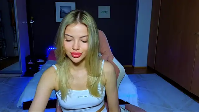 Snapshot of EmmyMills chatting on March 8, 10:02 pm EmmyMills online show from March 8, 10:02 pm