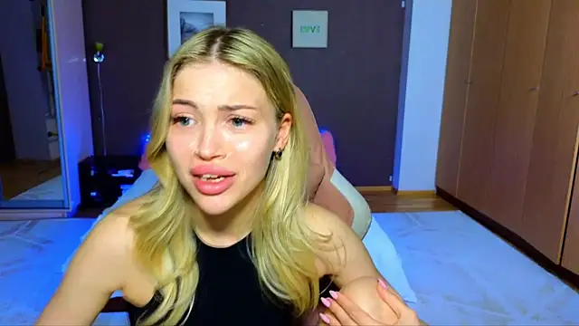 Snapshot of EmmyMills chatting on March 23, 12:47 am EmmyMills online show from March 23, 12:47 am