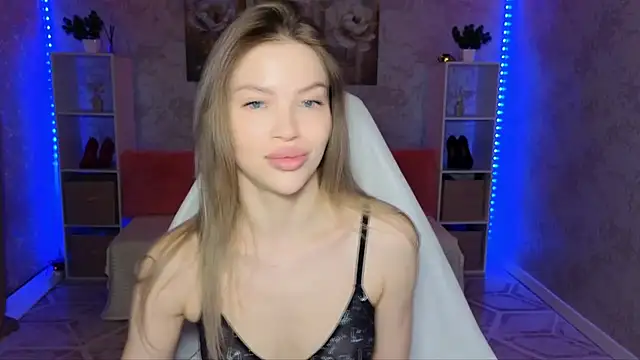 EmmyMills online show from April 12, 7:30 pm