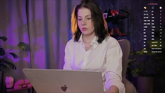 Snapshot of AnnaTrueno chatting on July 18, 6:01 pm AnnaTrueno online show from July 18, 6:01 pm