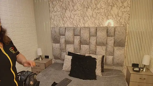 charlotte  G online show from September 11, 10:15 am