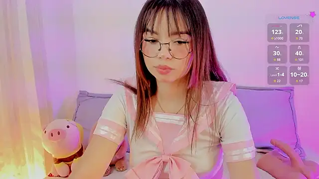 Snapshot of Lovely_celestte chatting on June 1, 12:34 am Lovely celestte online show from June 1, 12:34 am