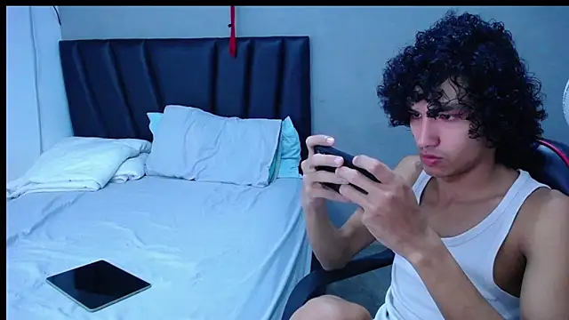 Snapshot of Tayronx33 chatting on November 2, 6:21 pm Tayronx33 online show from November 2, 6:21 pm