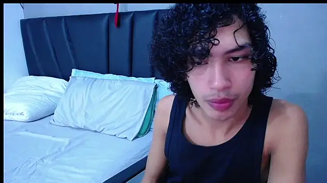 Snapshot of Tayronx33 chatting on November 3, 5:47 pm Tayronx33 online show from November 3, 5:47 pm