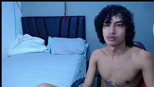 Snapshot of Tayronx33 chatting on November 4, 4:28 pm Tayronx33 online show from November 4, 4:28 pm