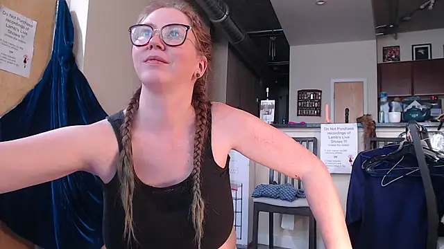 Snapshot of littlelustlamb chatting on October 8, 5:32 pm littlelustlamb online show from October 8, 5:32 pm